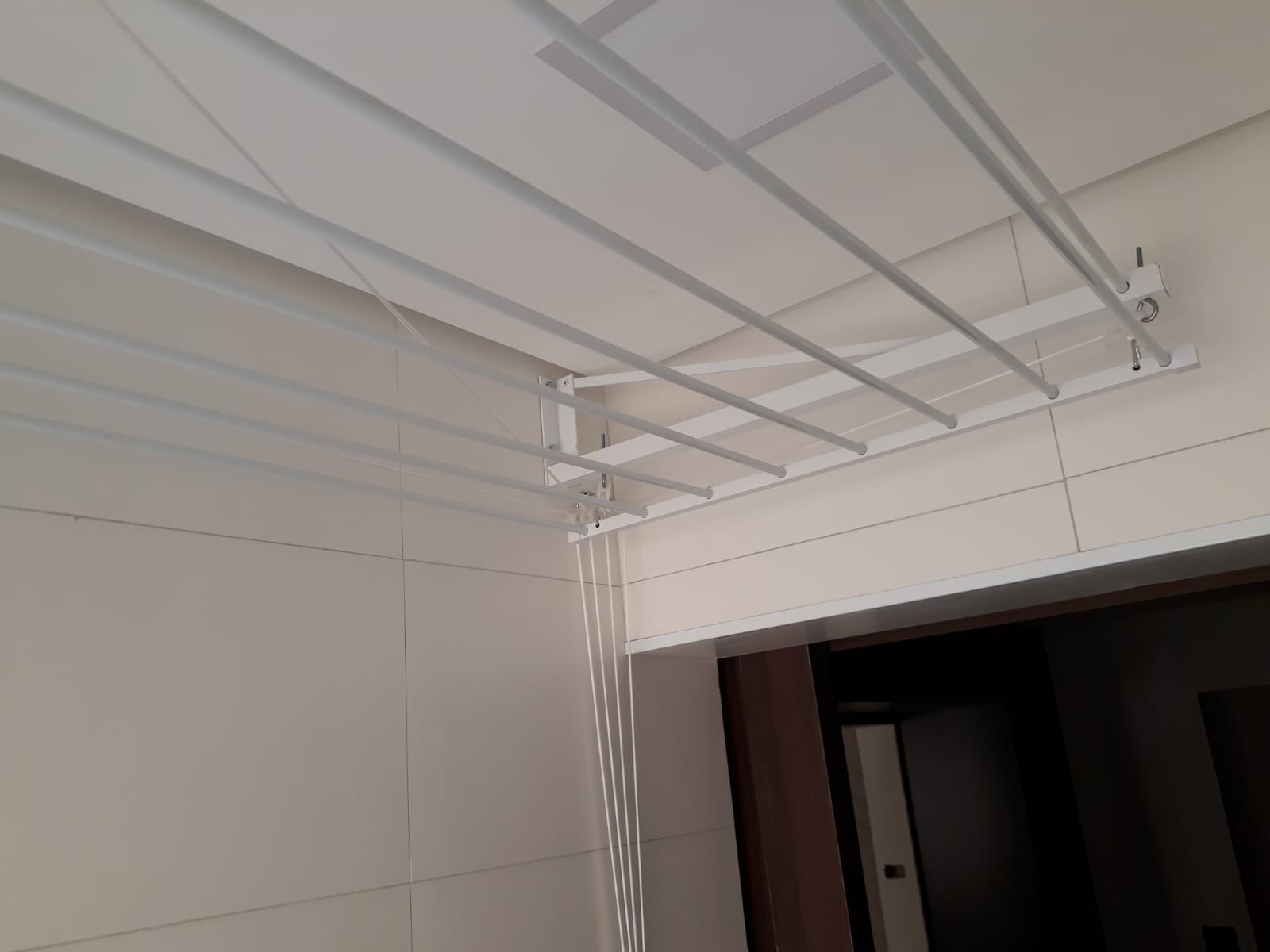 Vara-de-teto-com-suporte-para-parede